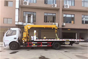 古北口附近汽车轮胎更换